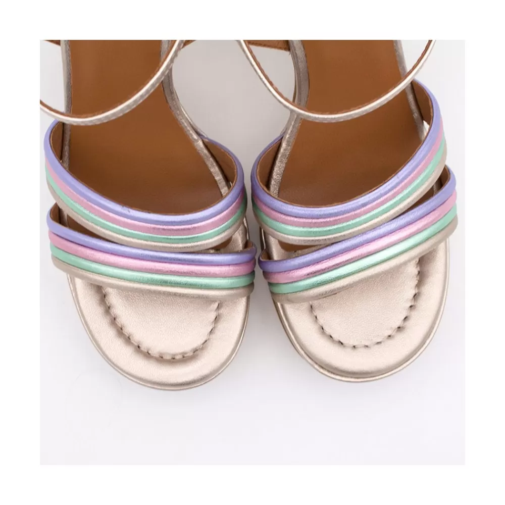 amber__sandalia_de_tiras_metalizadas_de_colores_con_tacon_ancho_y_plataforma_4.webp Mujer Ángel Alarcón Amber - Sandalia De Tiras Metalizadas De Colores Con Tacon Ancho Y Plataforma