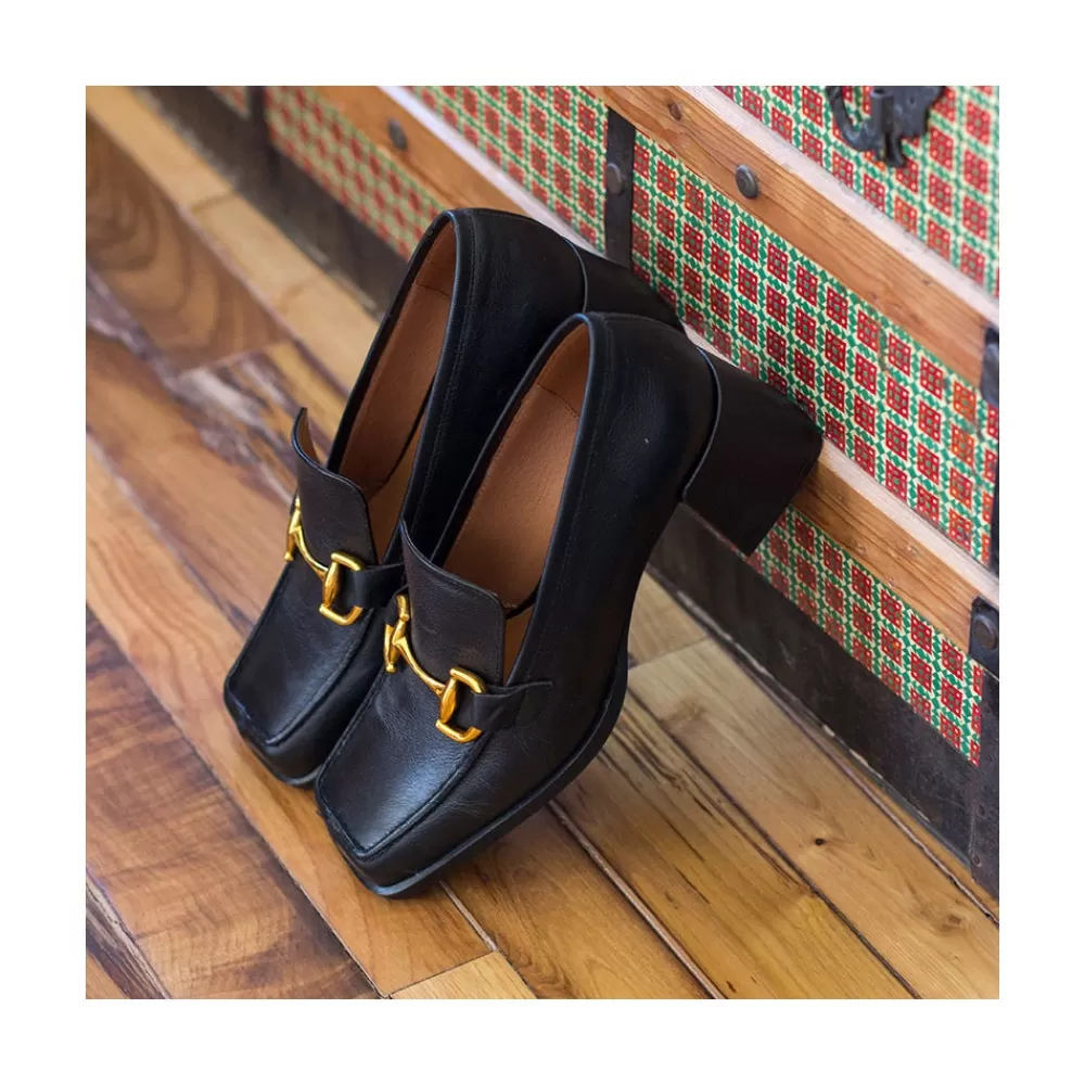 kiski__mocasin_de_piel_con_tacon_ancho_y_adorno_metalico_2-3.webp Mujer Ángel Alarcón Kiski - Mocasin De Piel Con Tacon Ancho Y Adorno Metalico