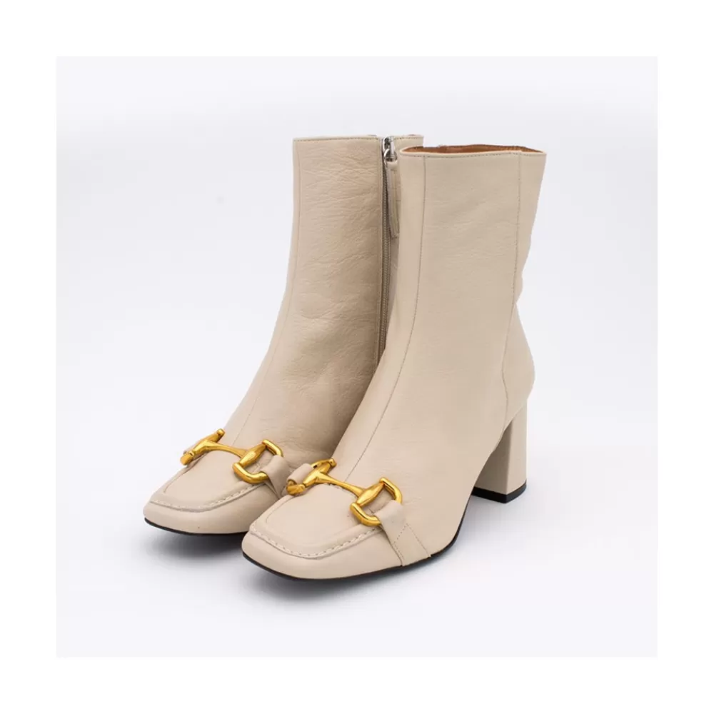 pryor__botin_de_piel_con_adorno_metalico_y_cremallera_2-1.webp Mujer Ángel Alarcón Pryor - Botin De Piel Con Adorno Metalico Y Cremallera